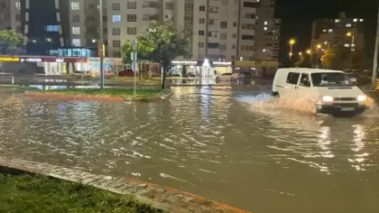 Kayseri'de sağanak sele dönüştü; yollar göle döndü