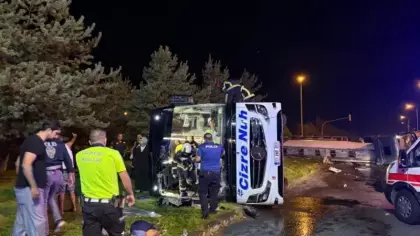 Kayseri’de yolcu otobüsü yakıt tankeri ile çarpıştı, yaralılar var