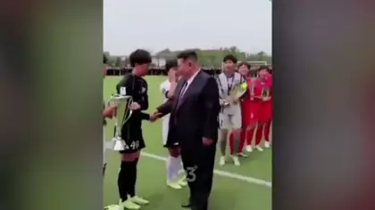 Kim Jong Un şampiyon takımla buluştu, futbolcuların gözyaşları gündem oldu