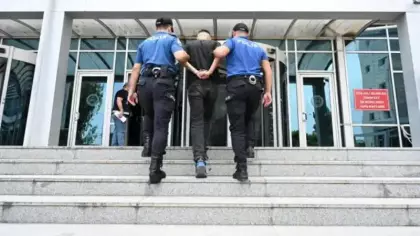 Kırmızı bültenle aranan hükümlü havalimanında yakalandı