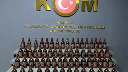 Kırşehir'de urdurulan araçtan onlarca şişe gümrük kaçağı içki çıktı!