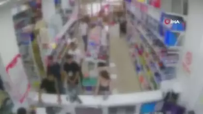 Kırtasiyeyi bastılar, sahibine tekme tokat saldırdılar: O anlar kamerada