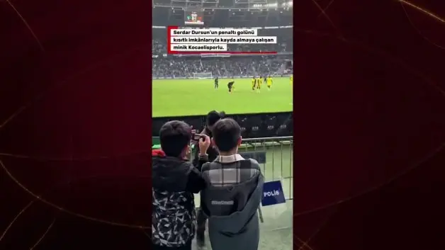 Kocaelisporlu minik taraftarın cep telefonunu gören Serdar Dursun'dan gönülleri kazanan hareket
