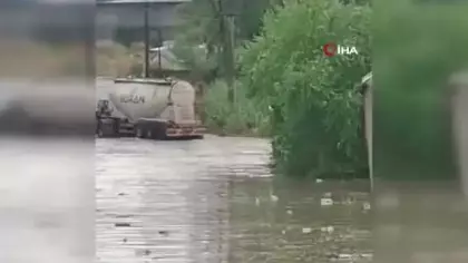Kocaeli'yi sağanak vurdu: Araçlar mahsur kaldı