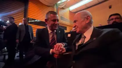 Koç'un 100. yıl resepsiyonunda gündem olan görüntü: Bahçeli ve Özel'den samimi sohbet!