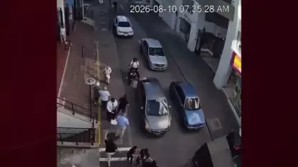 Kolombiya'da bina çökme anı kamerada: Yayalar ve sürücüler canını zor kurtardı