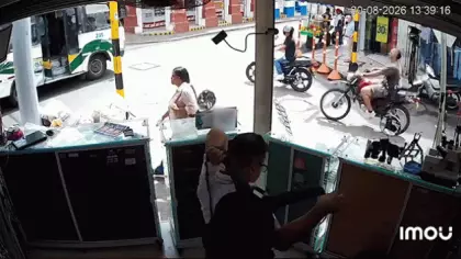 Kolombiya'da halk otobüsü ile motosiklet çarpışma anı saniye saniye kameralara yansıdı