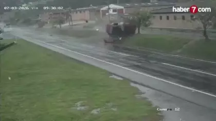 Kolombiya'da karayolundaki şiddetli kaza kameralara yansıdı
