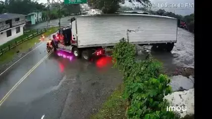 Kolombiya'daki feci kazada tıra çarpan motosikletteki aile yola savruldu