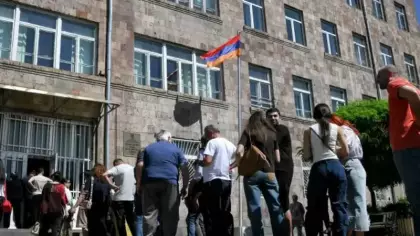 Komşuda sıcak saatler! Oy verme işlemi sona erdi! Ülkenin başbakanı belli oluyor