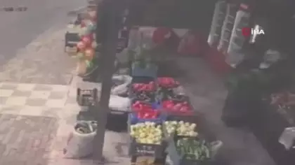 Kontrolden çıkan minibüs evin bahçesine uçtu: Dehşet anları kamerada