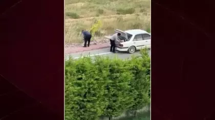 Konya'da iki kişi yol kenarındaki kaldırım taşlarını söküp araçlarına yükledi