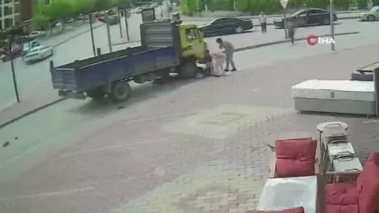Konya'da kamyonetin altında kalan elektrikli bisiklette can pazarı yaşandı