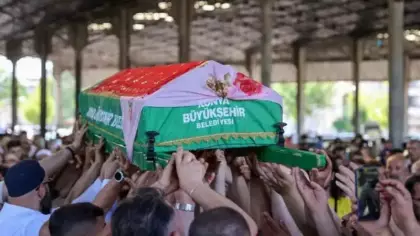 Konya'nın 'Kırmızılı Kadını' son yolculuğuna uğurlandı