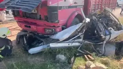 Korkunç kaza: Otomobil kamyonun altına girdi! Ölüler var