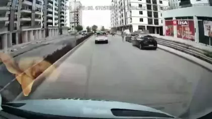 Korna çalınca çılgına döndü: Yol kesen kadın sürücü kamerada