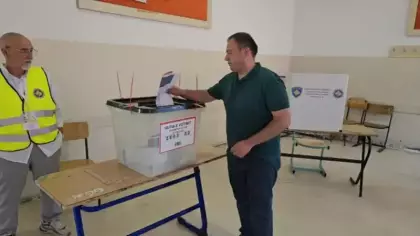 Kosova'da seçim günü: 18 ayda 3. kez sandıklar kuruldu