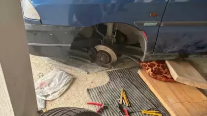 Krikonun kaymasıyla 1,5 tonluk otomobilin altında kalıp, ağır yaralandı