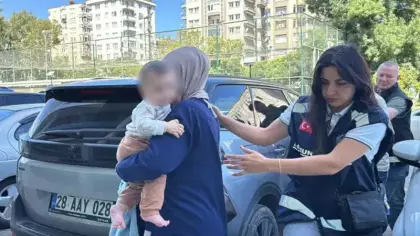 Kucağında 7 aylık bebek, çantasında 1 kilo zehir!
