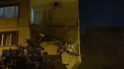 Küçükçekmece'de 5 katlı apartmanda panik: Balkon çöktü