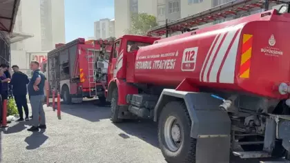 Küçükçekmece’de elektrikli otomobil alev alev yandı! Bina tahliye edildi
