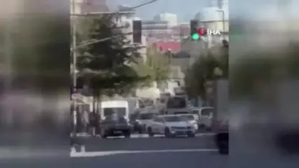 Küçükçekmece'de sürücüsüz kamyonet yokuş aşağı kayıp araçlara çarptı: O anlar kamerada