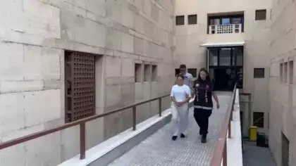 Kurye diye açtı, polis çıktı! 'Kargocu sandım'
