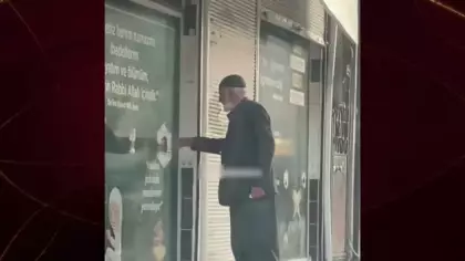 Kutsal topraklara gidemedi: Camdaki Kabe fotoğrafına dokunup hasret giderdi