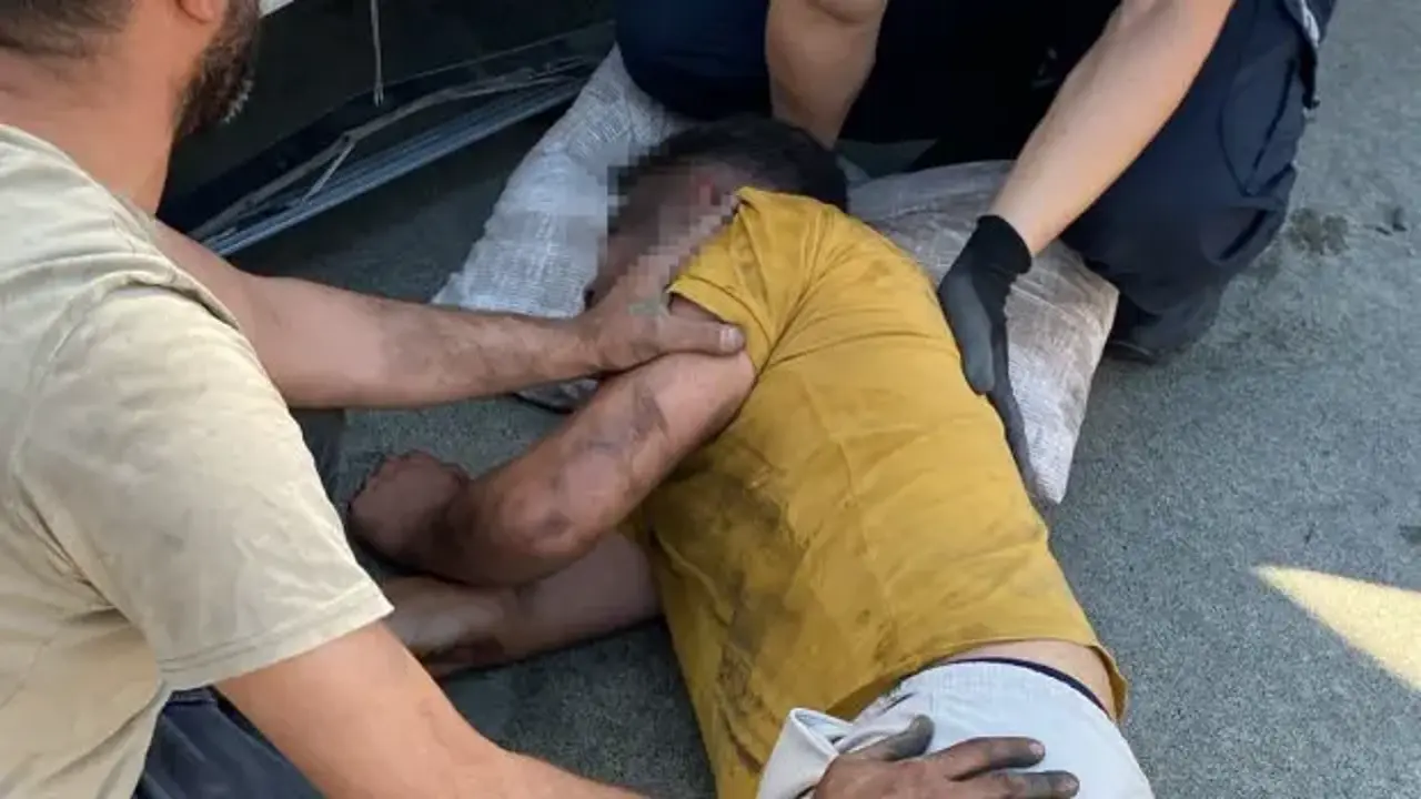 Lastik tamiri yaptığı TIR'ın körüğü patladı, ağır yaralandı