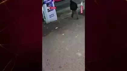 Londra'da film gibi soygun: ATM'yi çekiçle parçalayıp arabayla yerinden söktüler