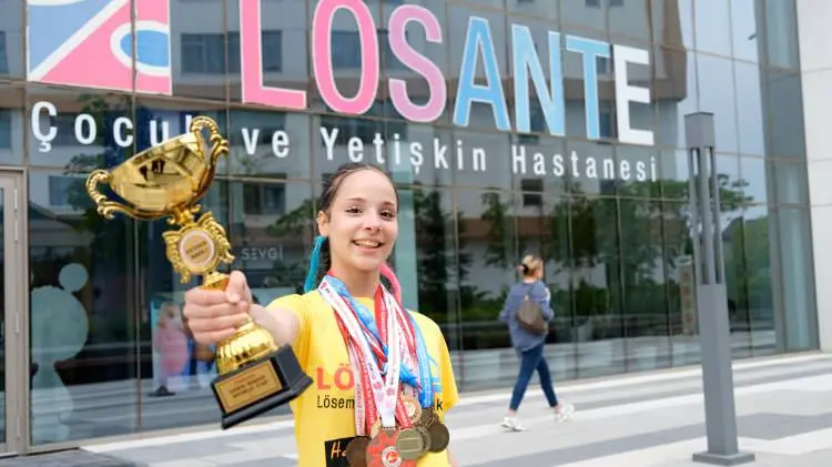Lösemiyi yendi, dünya şampiyonu oldu! 13 yaşında bir ilk başardı