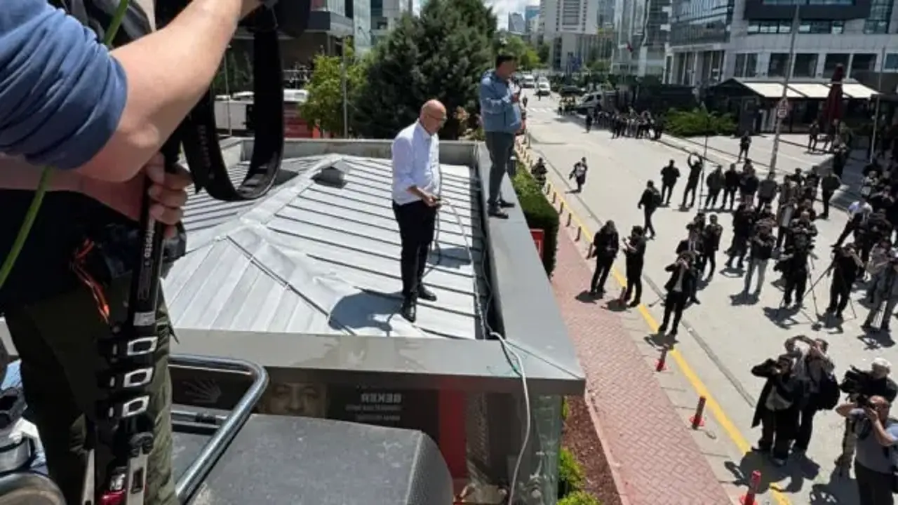 Mahmut Tanal yine sahnede! Elinde hortumla çatıya çıktı!