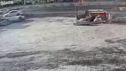 Malatya'da feci kaza: Asfalt yüklü kamyonun çarptığı işçi ağır yaralandı