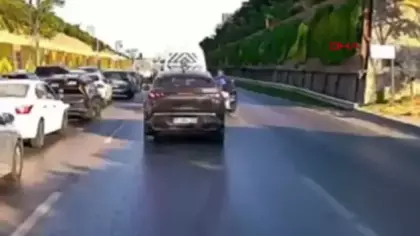 Maltepe’de 2 motosikletin çarpıştığı kaza kamerada