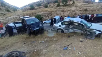 Mardin’de iki otomobil çarpıştı: 9 yaralı