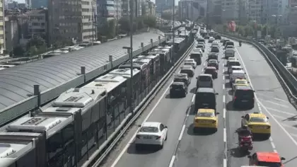 Mecidiyeköy’de metrobüs arızası trafiği kilitledi