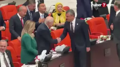 Meclis'te dikkat çeken temas: Bahçeli, Özel ve DEM Parti yönetimiyle tokalaştı
