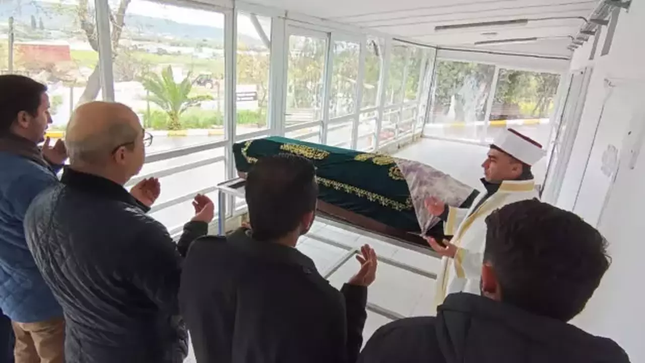 Mehmet Ali Erbil annesinin cenaze törenine katılmadı!