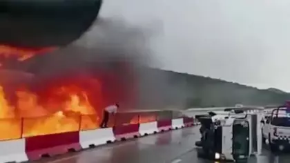 Meksika'da kaygan yolda kontrolünü kaybeden tır alev aldı