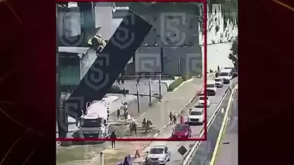 Meksika'da tonlarca ağırlıktaki metal blok otomobilin üzerine düştü: 1 ölü