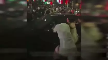 Meksika'nın Dünya Kupası galibiyeti kutlayan kalabalığın arasına araç daldı: 17 yaralı