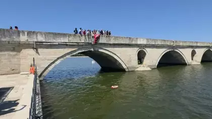 Meriç Nehri'ne bırakılan çiçeklerle Porajmos kurbanları anıldı