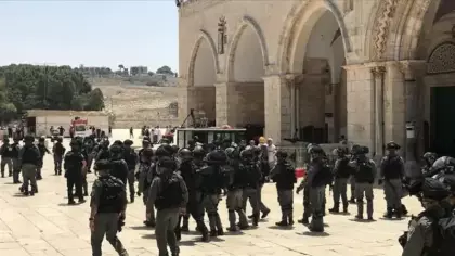 Mescidi Aksa'ya polis baskını: Haremi Şerif'e girdiler