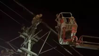 Metro direğine çıktı: Ulaşım durdu, elektrik kesildi