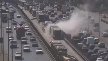 Metrobüs'te korku dolu anlar! Aniden dumanlar yükseldi