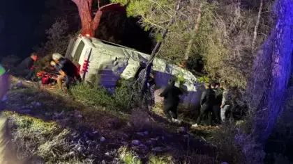 Minibüs şarampole devrildi: 15 yaralı