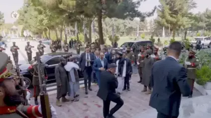 MİT Başkanı Kalın, Afganistan’da askeri törenle karşılandı: Samimi anlar dikkat çekti