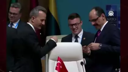 MİT Başkanı Kalın NATO Zirvesi'nde Cumhurbaşkanı Erdoğan'ın kalemini inceledi