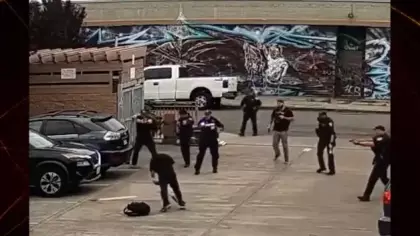 Mızrak taşıyan adama 8 polis birden müdahale etti! ABD'deki feci ölüm kamerada