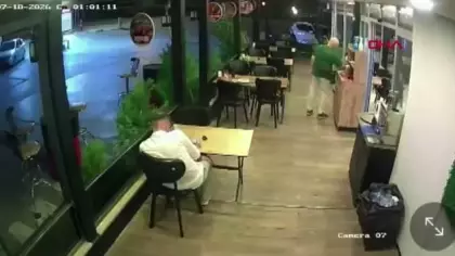 Motosiklet lokantanın içine daldı: Yemek yiyen müşteriyi biçti! O anlar kamerada